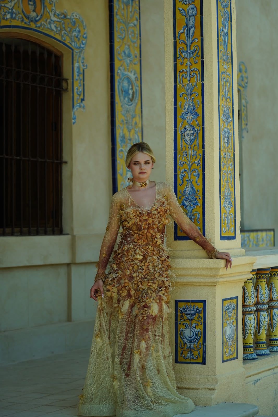 Vestido Ámbar, cuerpo entero junto a la balaustrada