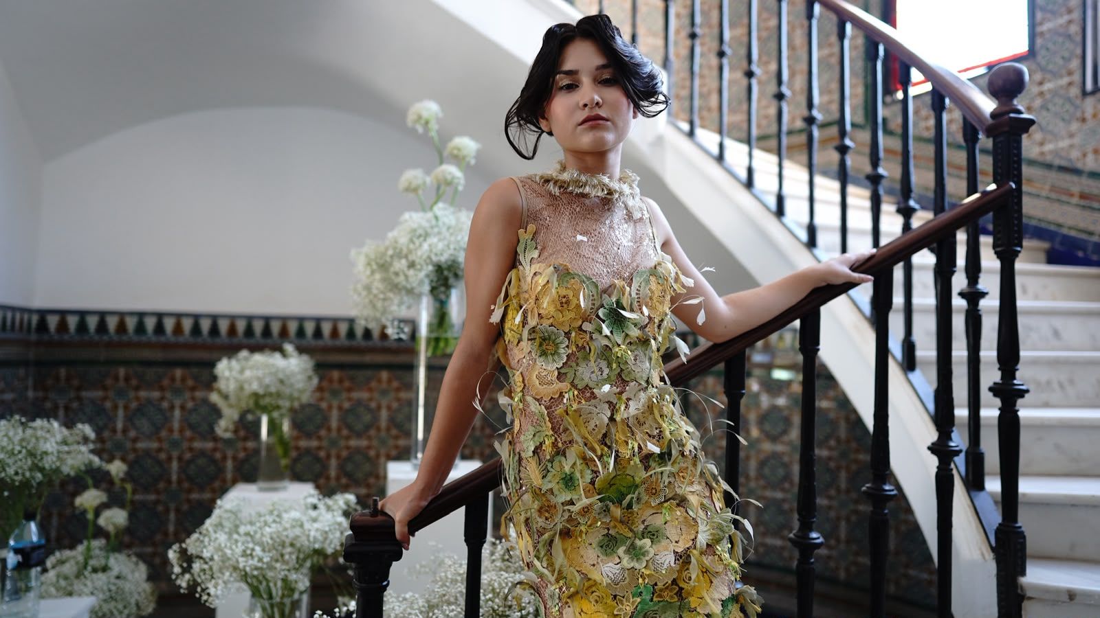 Vestido Ámbar entre ramos de paniculata