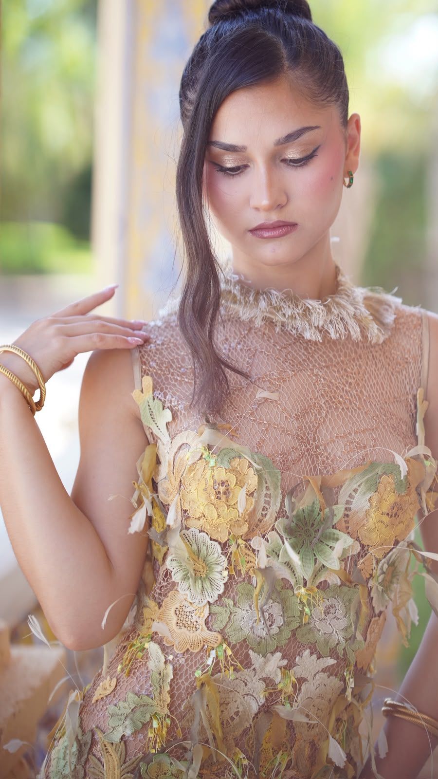Vestido Azahar, escote de guipur y pétalos de organza
