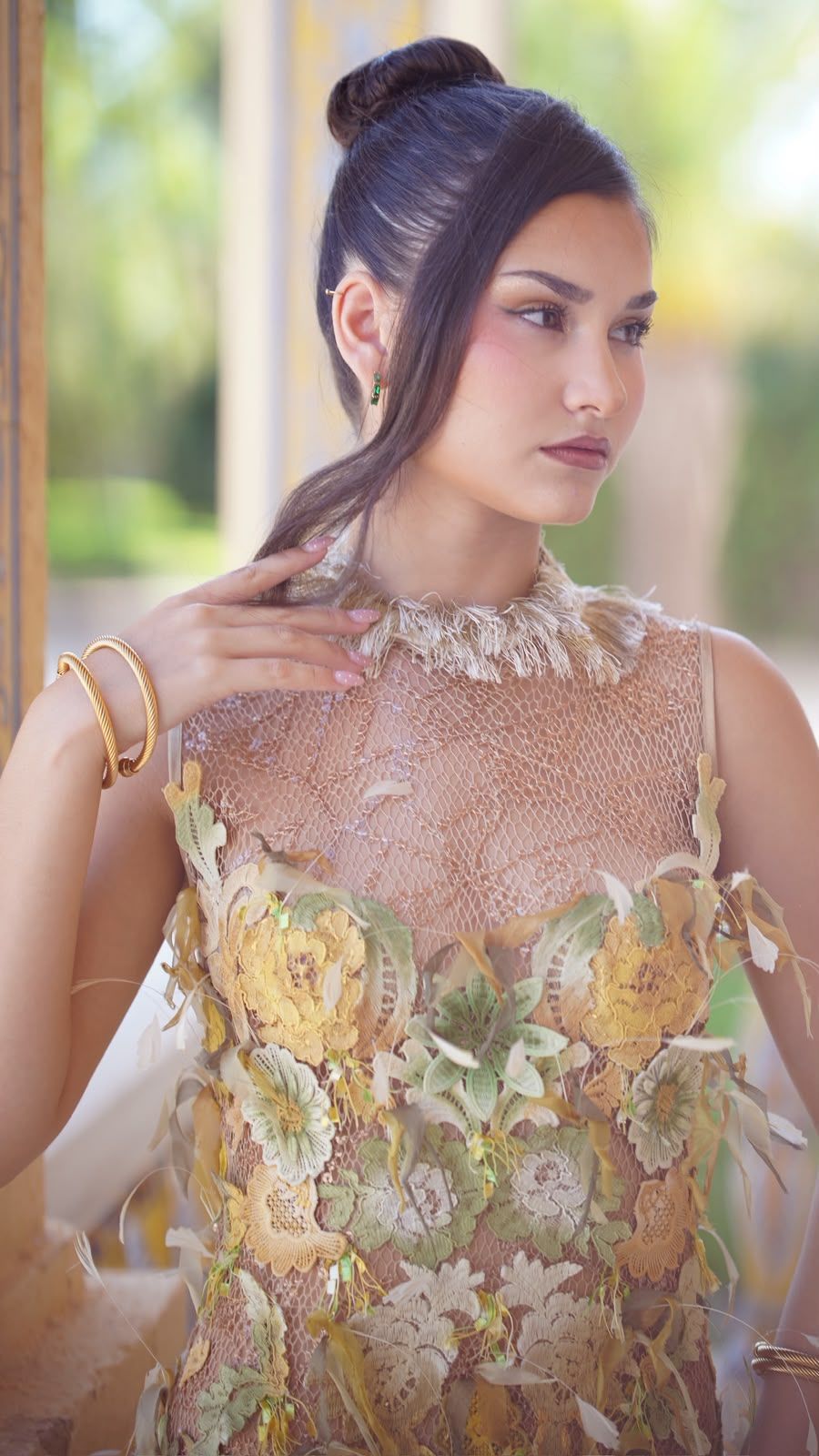 Vestido Azahar sobre la escalera de mármol del palacete