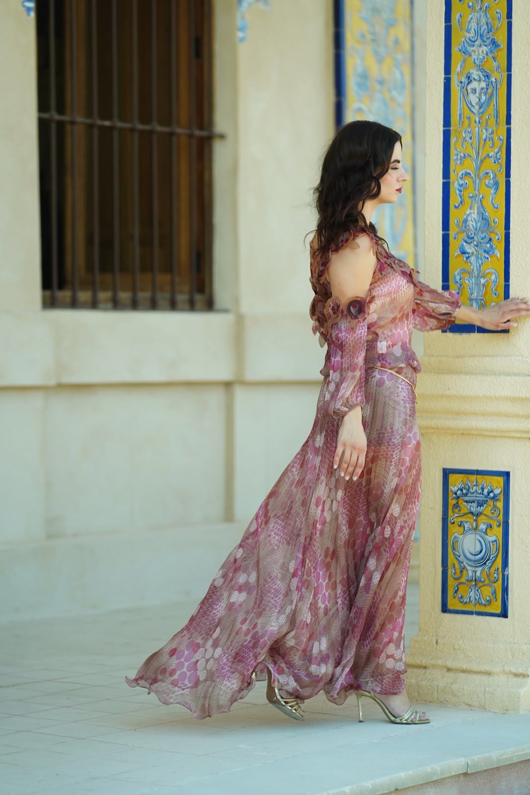 Vestido Buganvilla de gasa estampada junto al azulejo