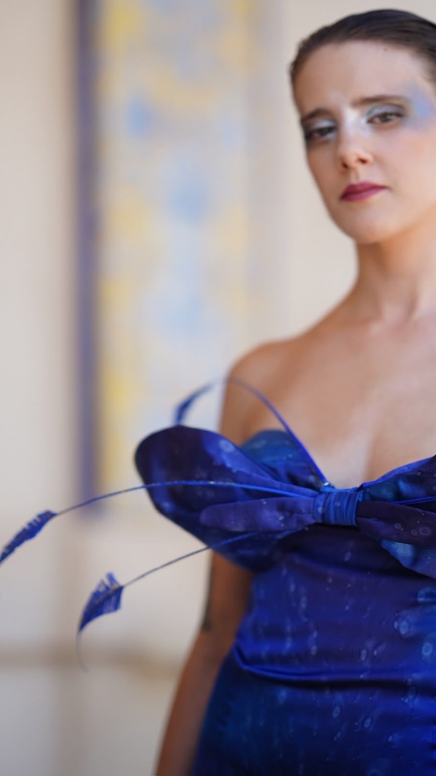 Vestido Cobalto, detalle del drapeado al bies
