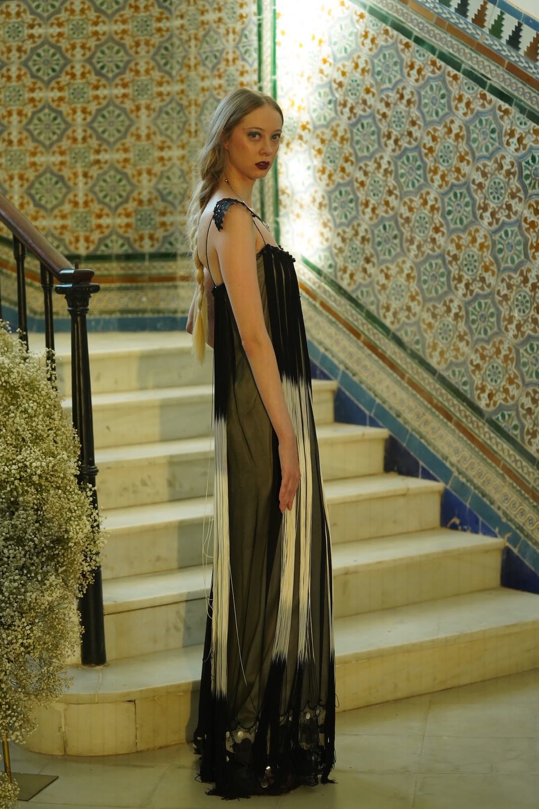 Vestido Fleco, caída de los hilos sobre el tul