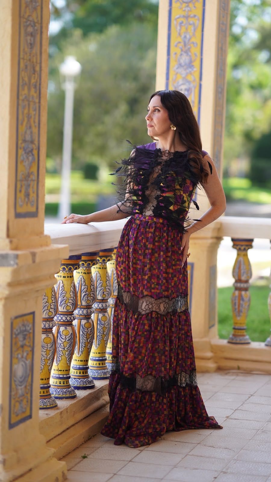 Vestido Granada, hombreras de plumas