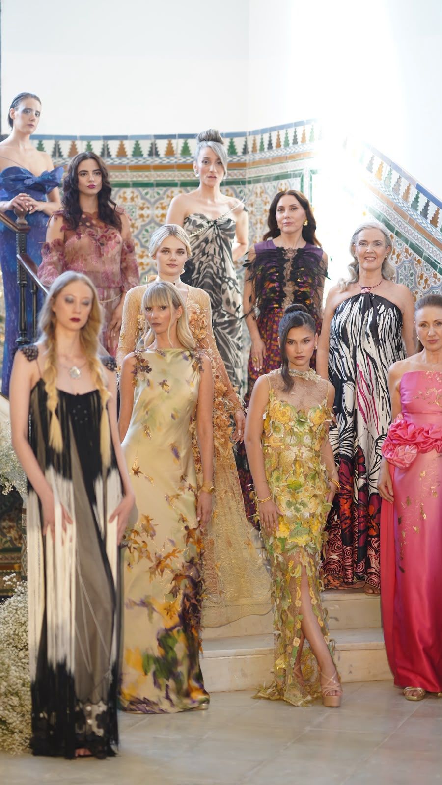 Modelos con vestidos de moda de atelier de Julio Diaz en la escalera de un palacete