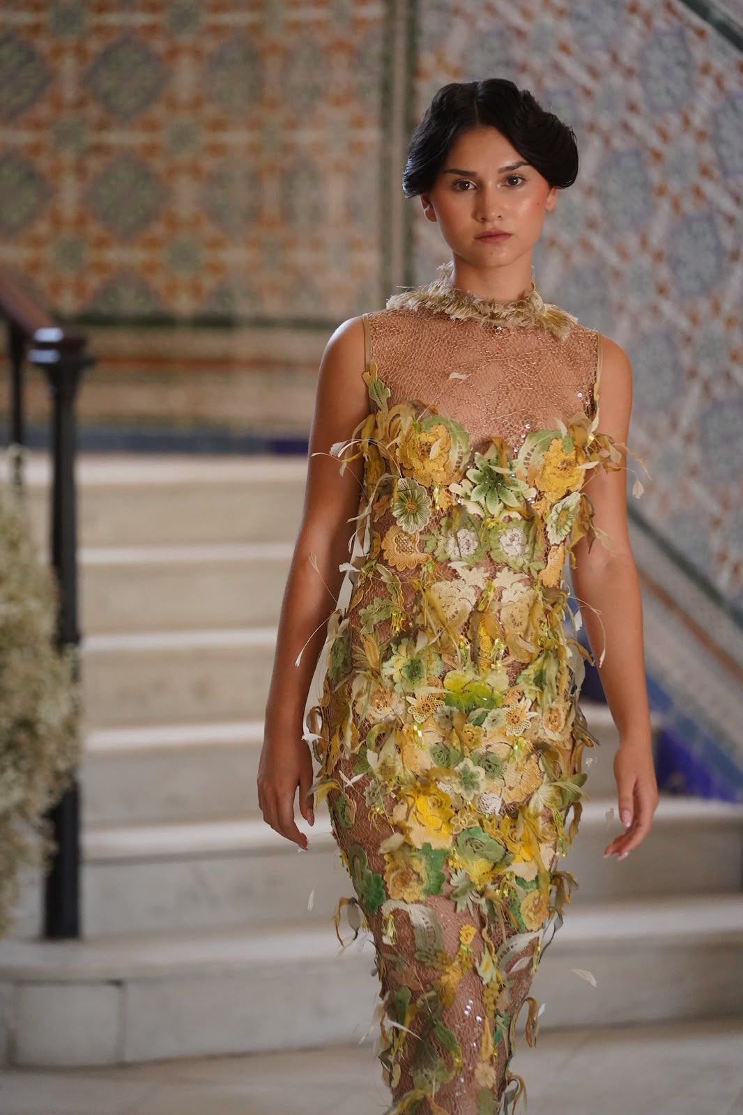 Vestido Mimosa verde y amarillo en la escalera del palacete