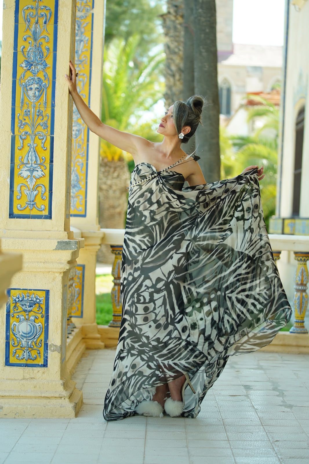 Vestido Palmera, vuelo de la falda entre columnas