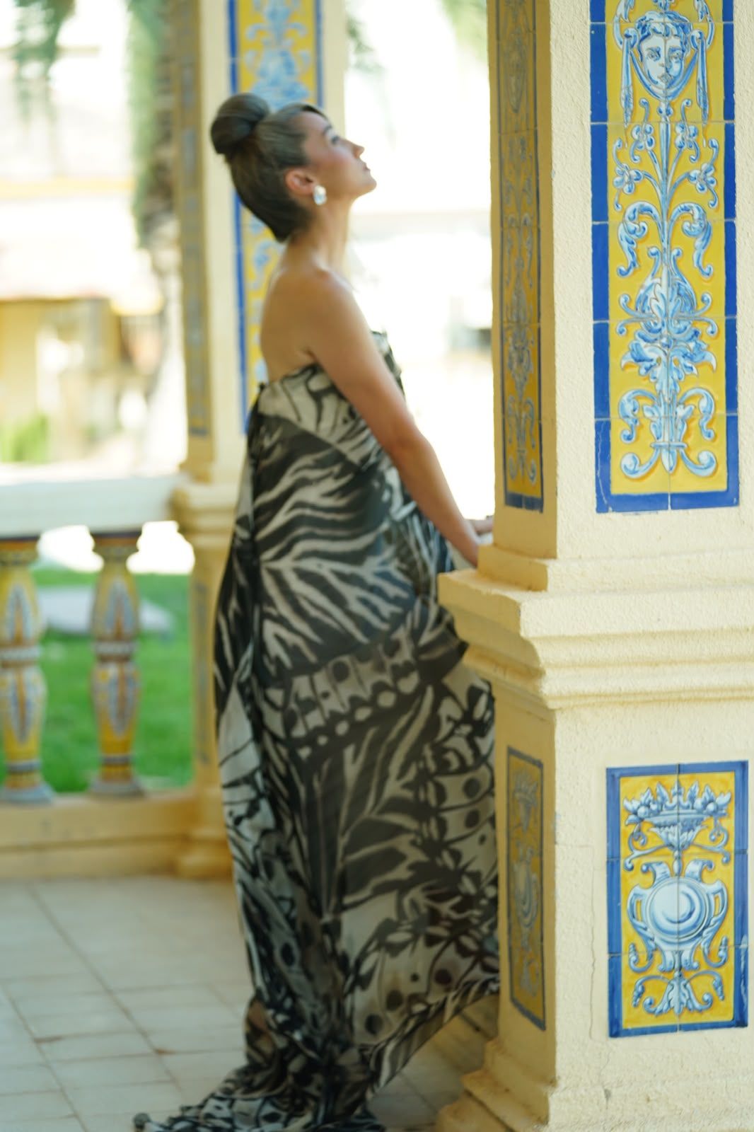 Vestido Palmera, caída larga sobre el azulejo