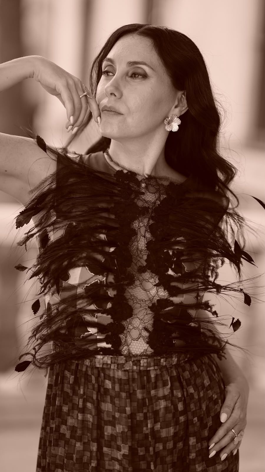 Vestido Pluma, cuerpo bordado de plumas negras